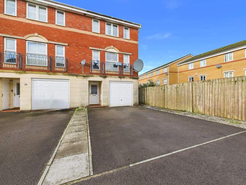 Milestone Close, Heath